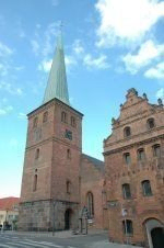Korsbrødregården og kirkens tårn