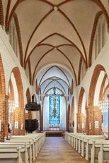 Midterskibet, koret og alteret set fra våbenhuset